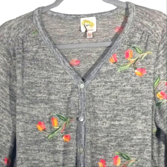 Fig and Flower Gray W/Floral Embroidery Button/Tie up Hi/Lo Top SZ 1X - Picture 3 of 10